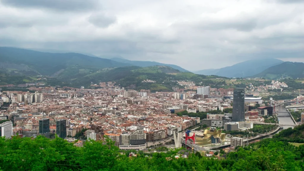 Вид на Бильбао, Испания, с высоты птичьего полета