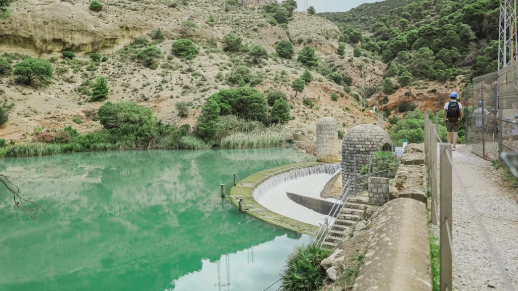 Природный парк в горах, водоем