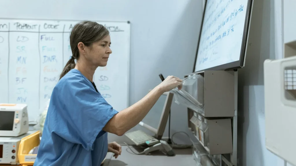 Женщина-врач пользуется оборудованием в кабинете
