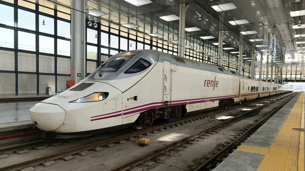 Скоростной поезд Renfe на вокзале