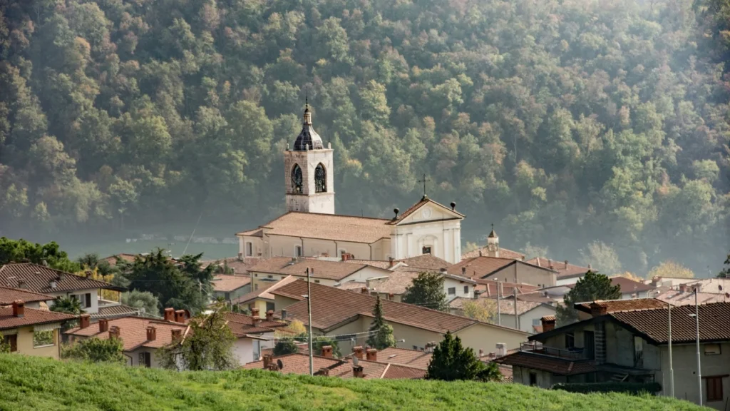 Монастырь в горах, вид со стороны