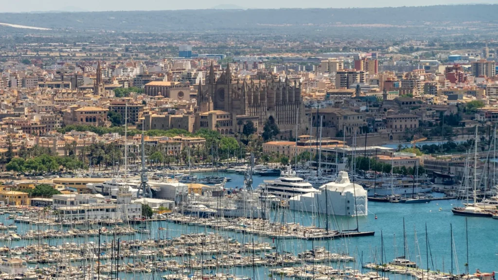 Вид на Пальму, столицу Мальорки. Яхты, старый город, море.