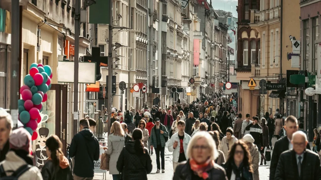 Толпа людей на улице европейского города