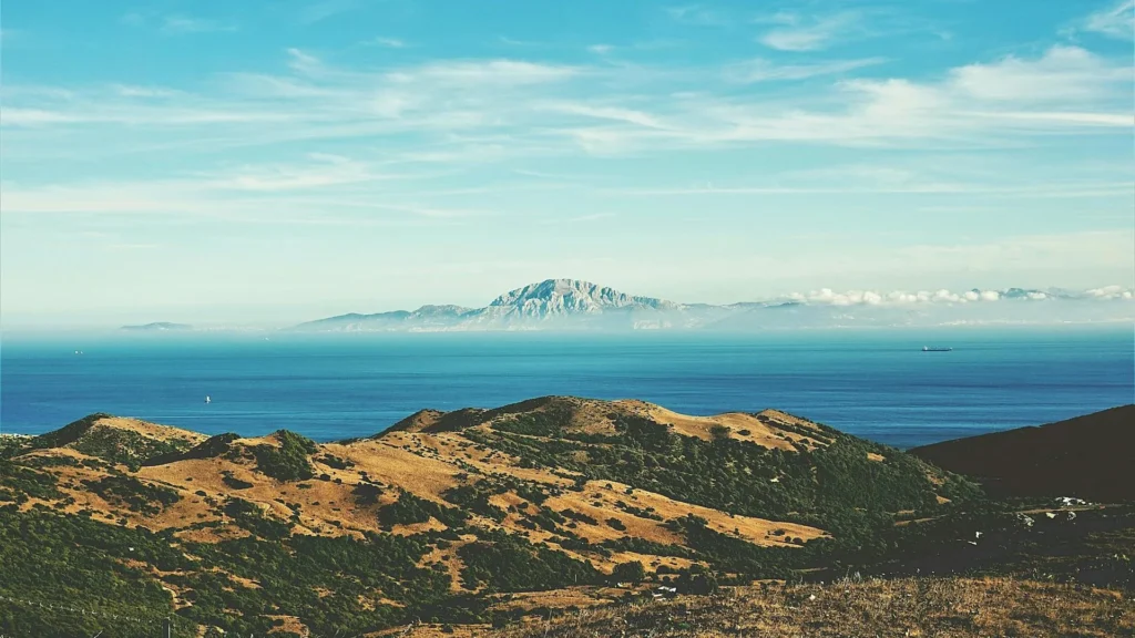 Два берега, между которыми пролив