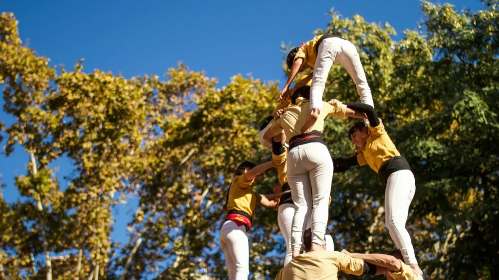 Человеческая башня в Каталонии на фоне деревьев