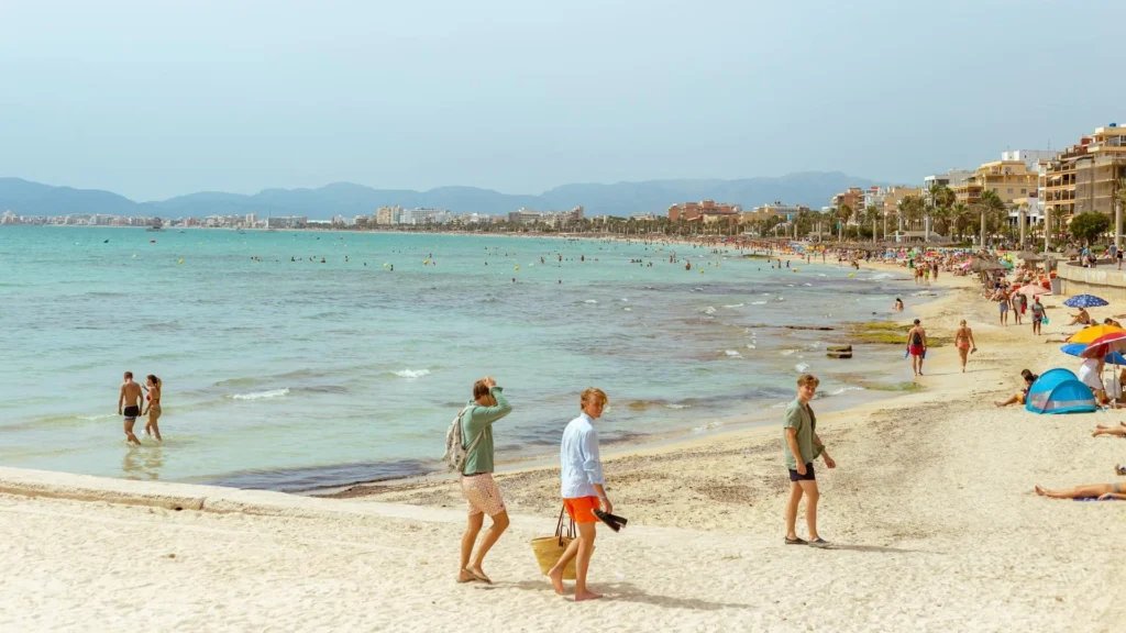 отдыхающие на пляже в Испании