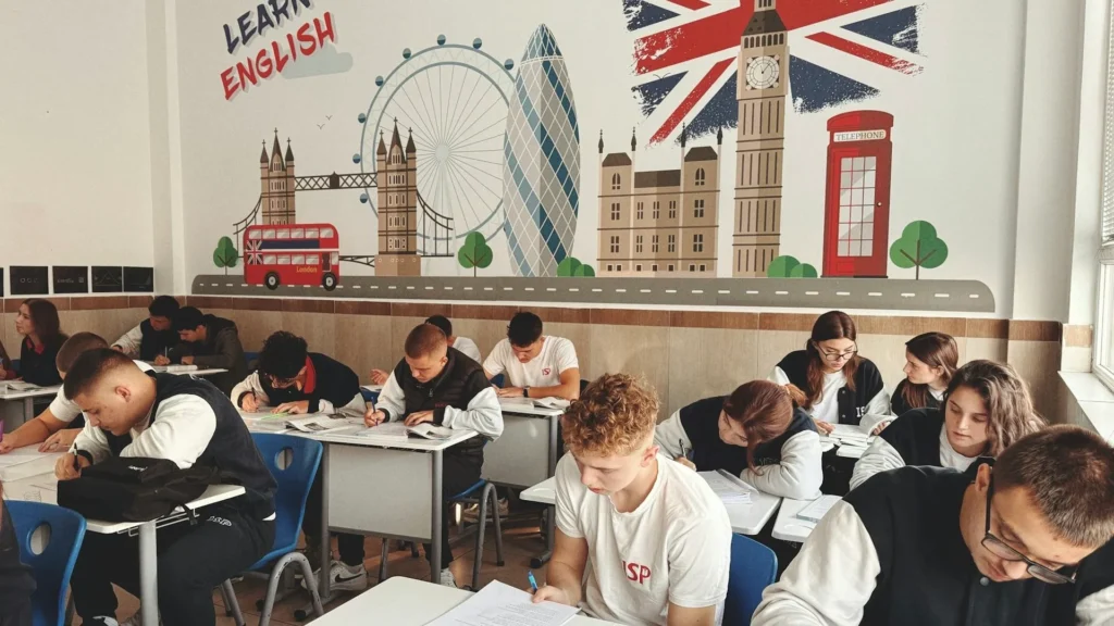 Ученики школы за партами на уроке английского языка