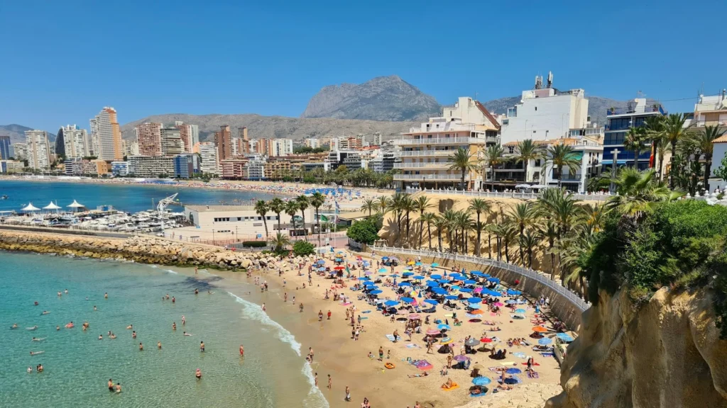 Вид на курорт Бенидорм, пляж, туристы