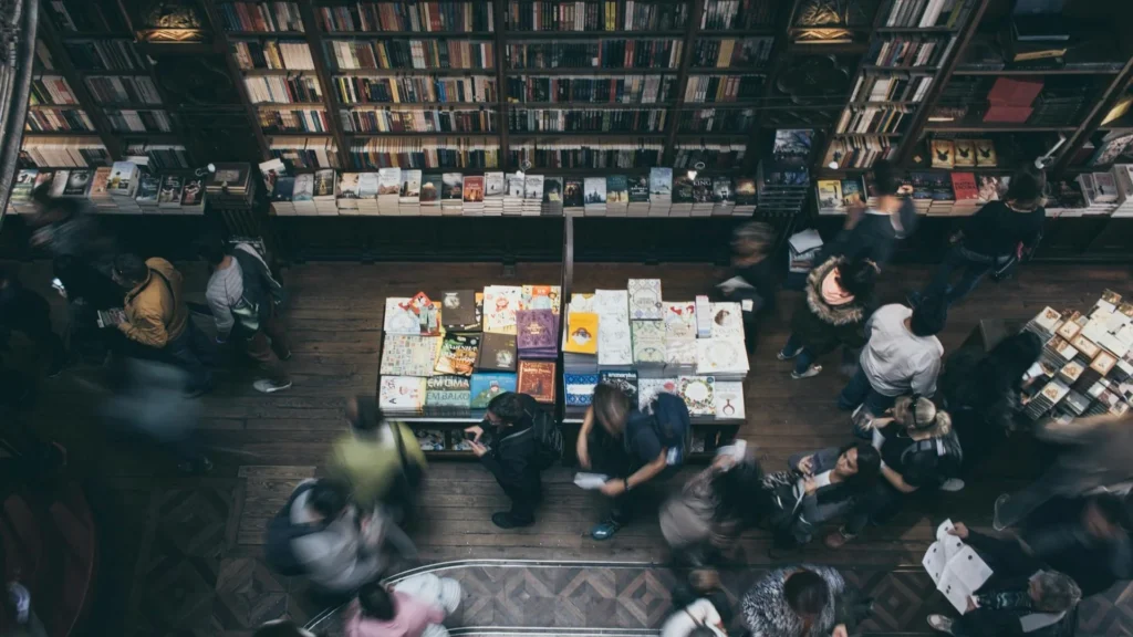 Посетители книжного магазина, вид со второго этажа