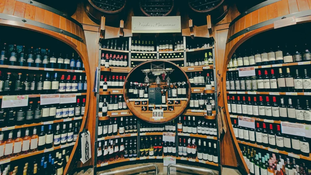 Бутылки вина в винных бочках как в полках