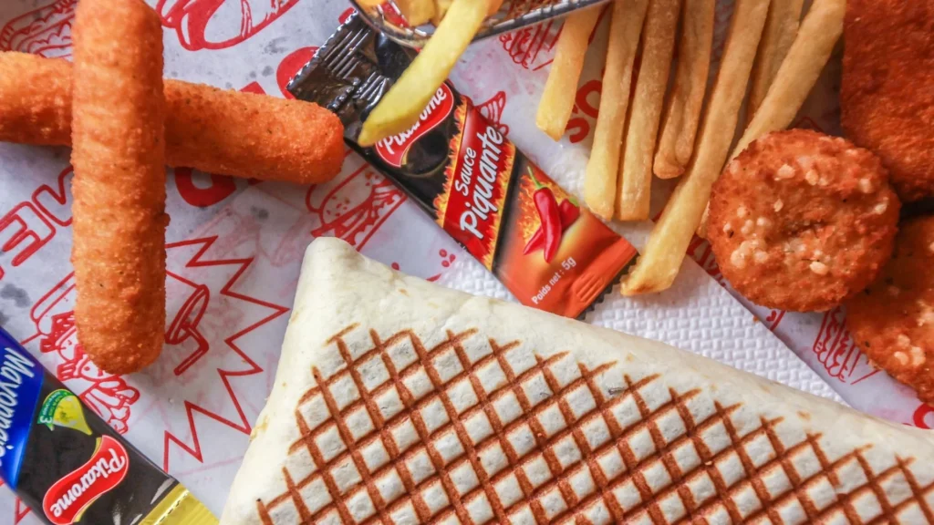 Пакетики с соусами среди фастфуда