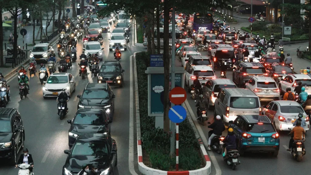 Пробка из автомобилей на проспекте