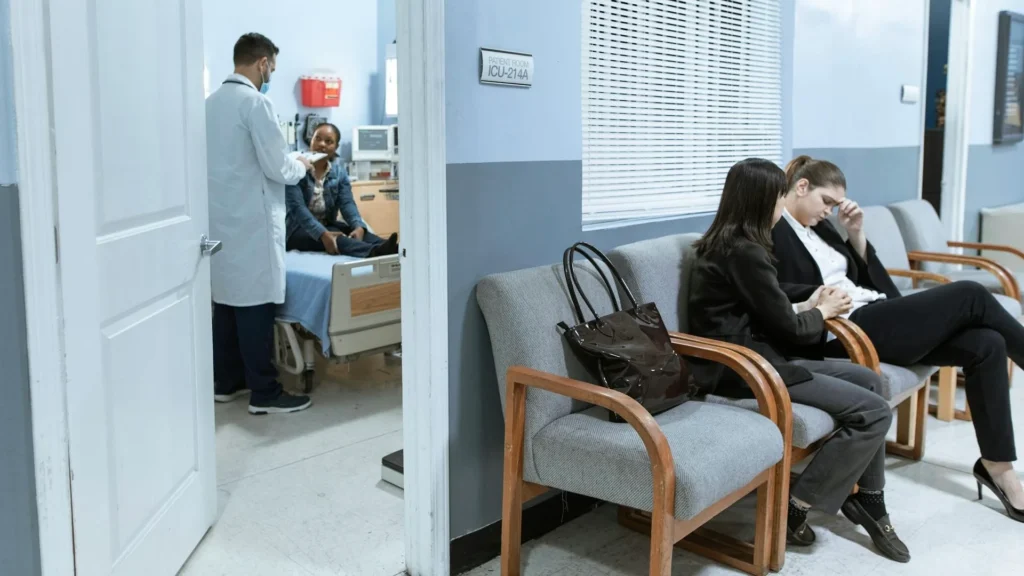 Помещение больницы, пациенты ждут в коридоре