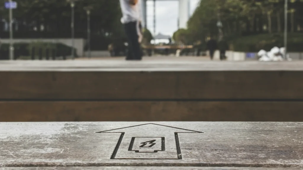 Указатель зарядной станции в городе