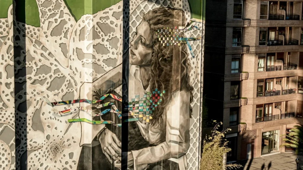 Мурал в виде женщины на стене жилого дома в Бильбао