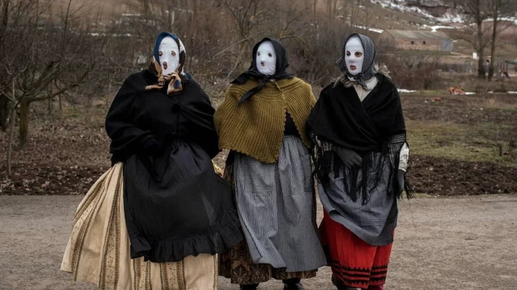 Три человека, одетые в аутентичные наряды на карнавале в Андалусии