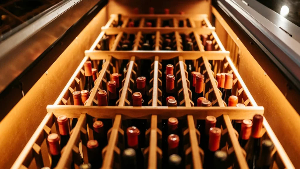 Ящик с бутылками вина