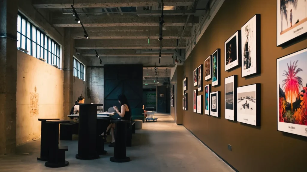 Девушки сидят за столом в фотогалерее