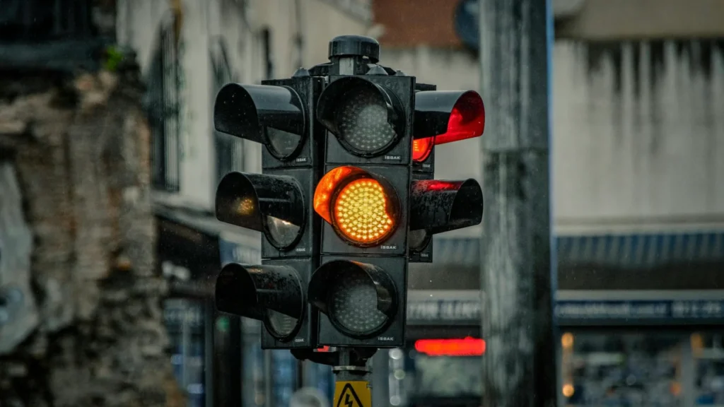 Светофор с красным и желтым огнями