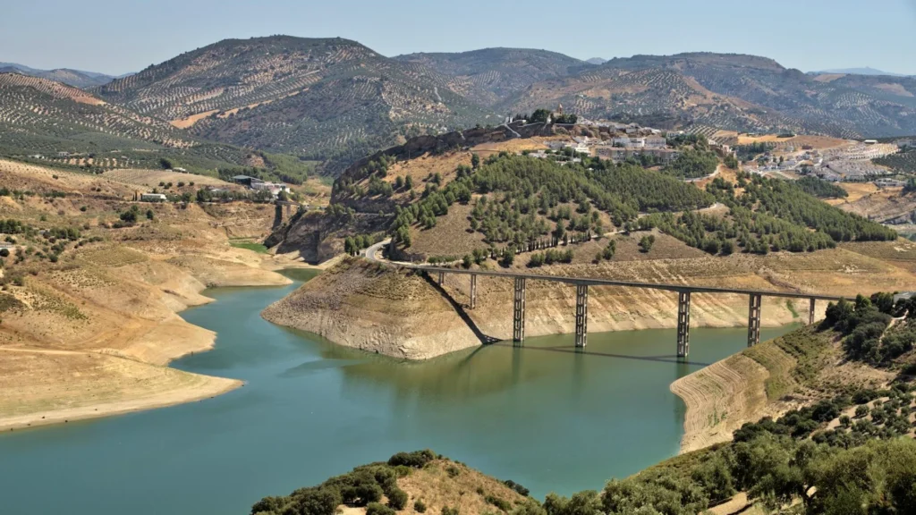 Поселок в предгорьях у реки, мост