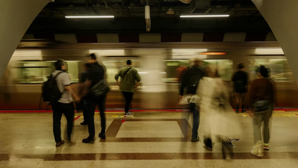 Размытые силуэты людей в метро