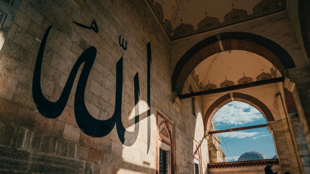 Арабская вязь на стене мечети