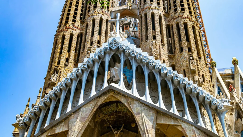 Часть храма Сагада Фамилия с крестом