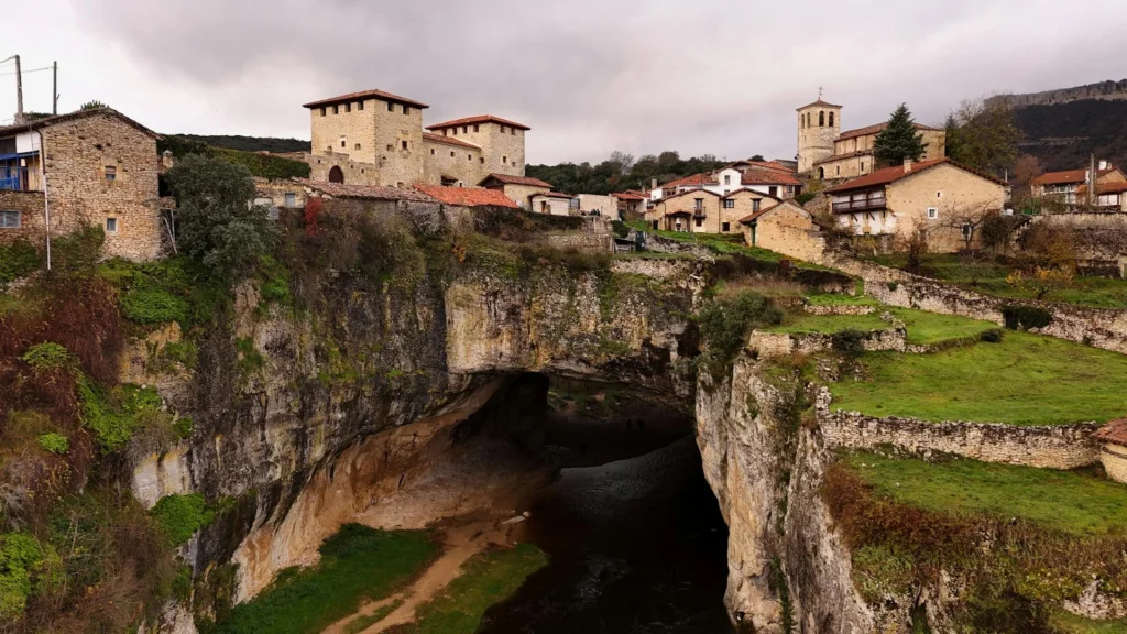 Опустевшая деревня в Испании на скале