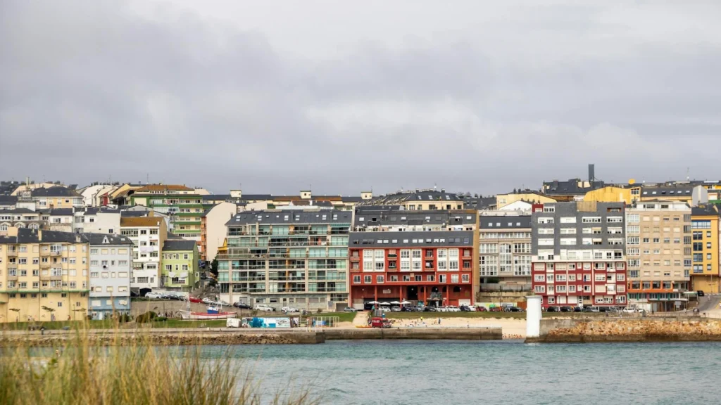 Жилые дома у реки