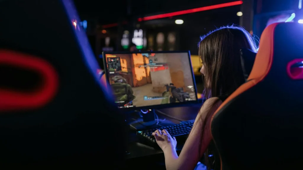 Днеушка-геймер играет в видео-игру