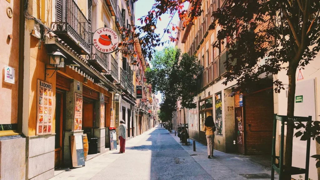 Улица в Мадриде осенью, солнечный день