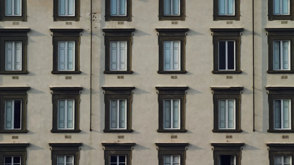 Окна многоквартирного дома
