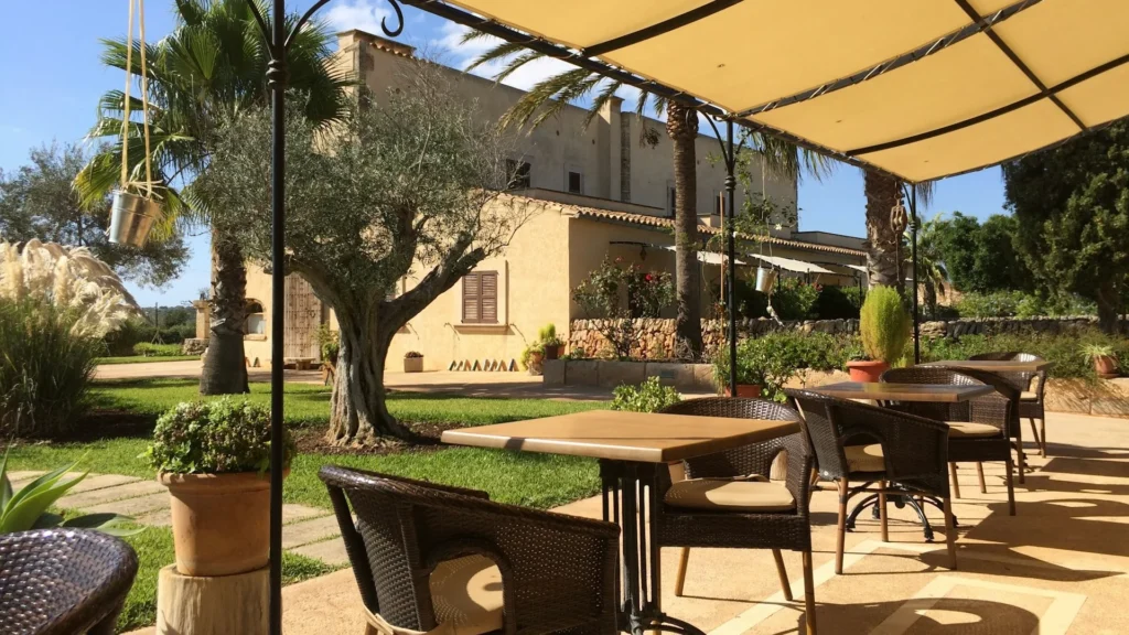 Летняя терраса ресторана на Майорке