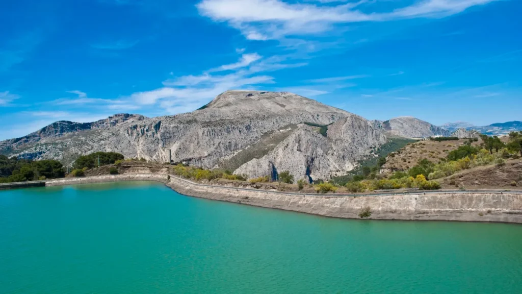 Река на фоне гор