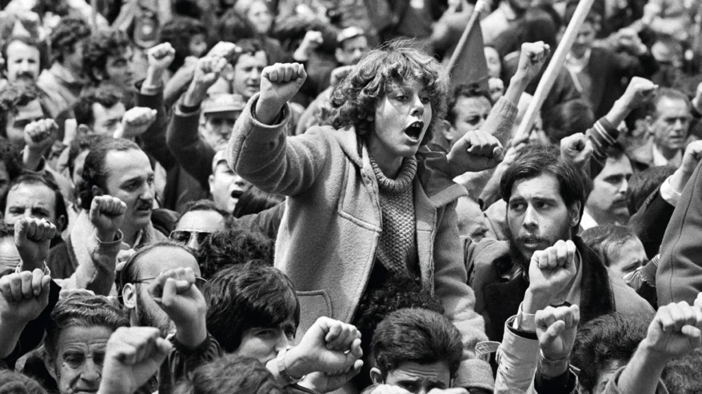 Черно-белая фотография протеста, женщина орет