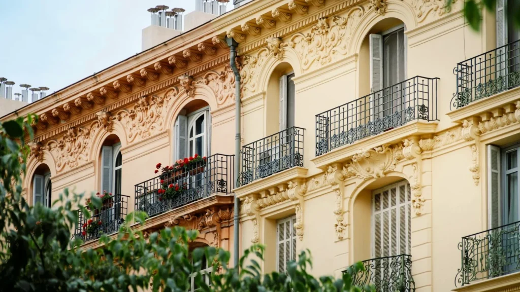 Исторический дом с балконами на улице с деревьями