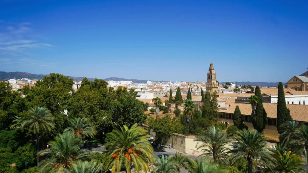 Вид на Кордову, парк на первом плане