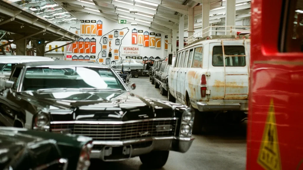 Ретро-автомобили и другой транспорт в музее