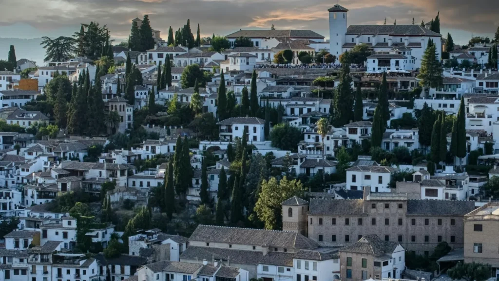 Ряды белых домиков в испанской деревне