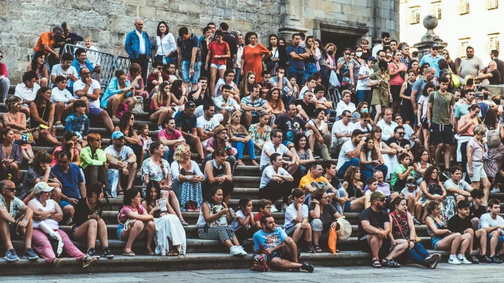 Толпа людей на лестнице у замка