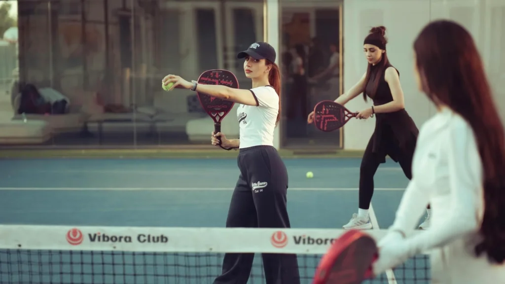 Девушки играют в падел-теннис