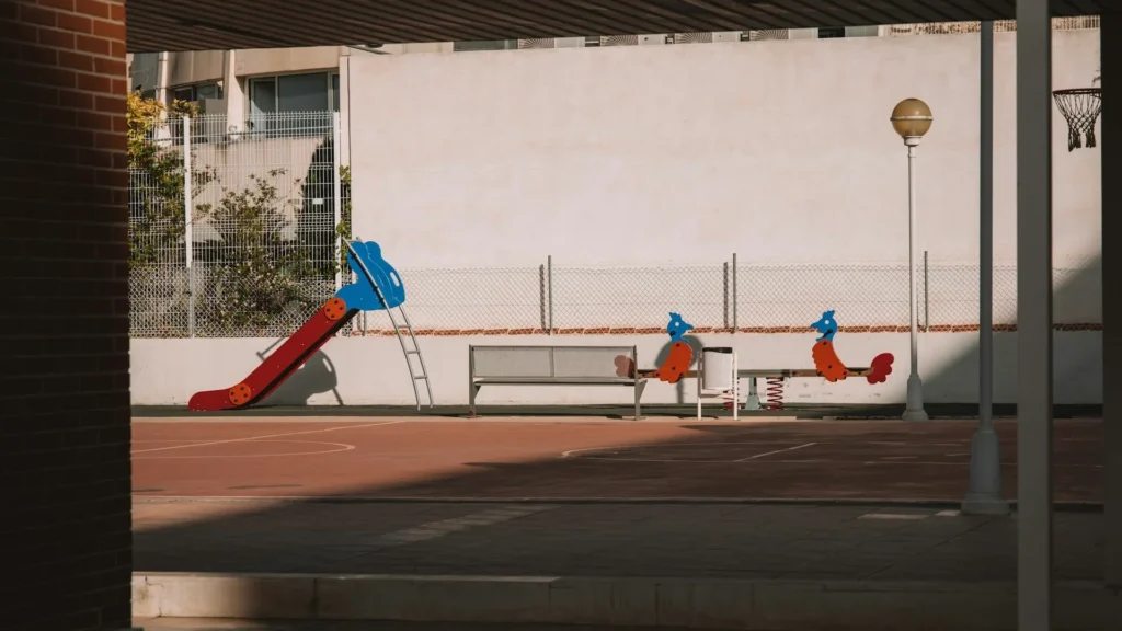 Качели для детей на пустой игровой площадке