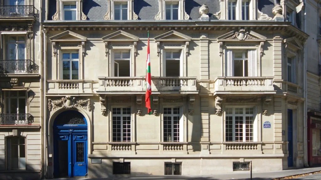 Правительственное здание с флагом Страны Басков