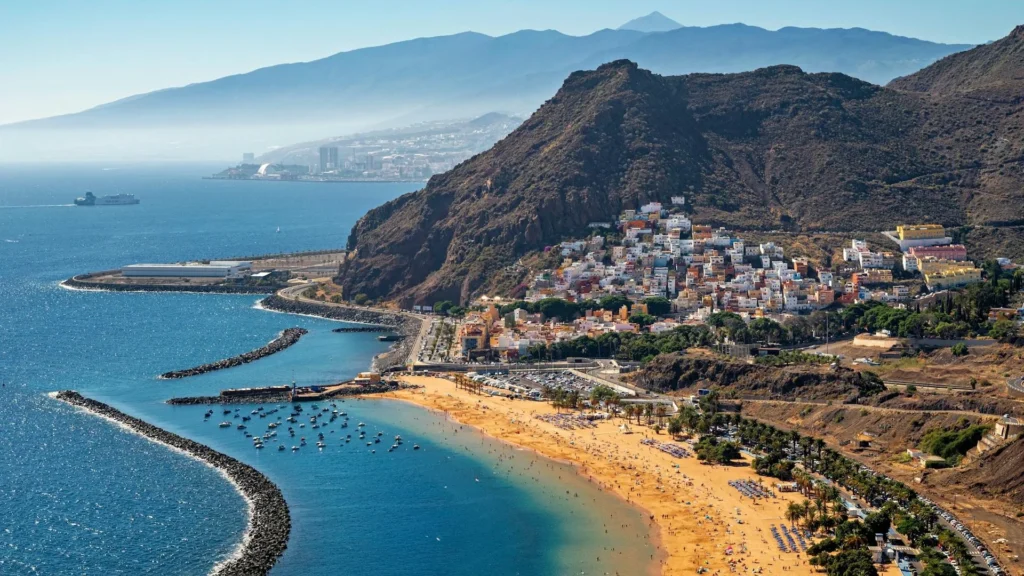 Вид на городок с белыми домами в горах у моря