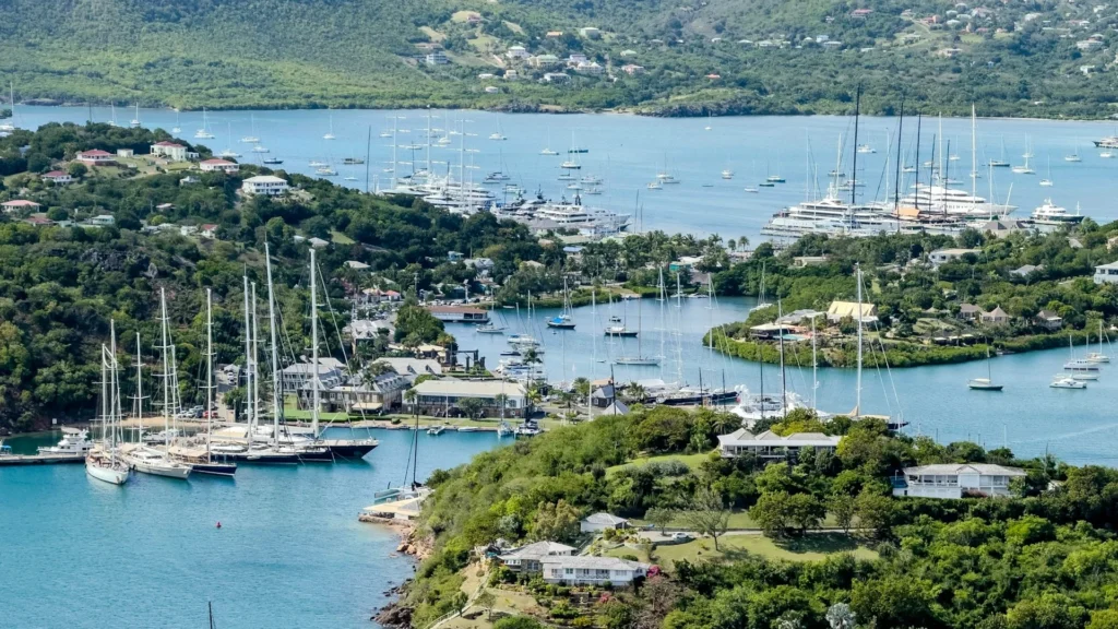 Южные острова с яхтами, пришвартованными