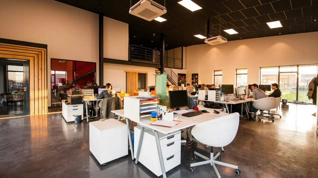 открытый офис с сотрудниками