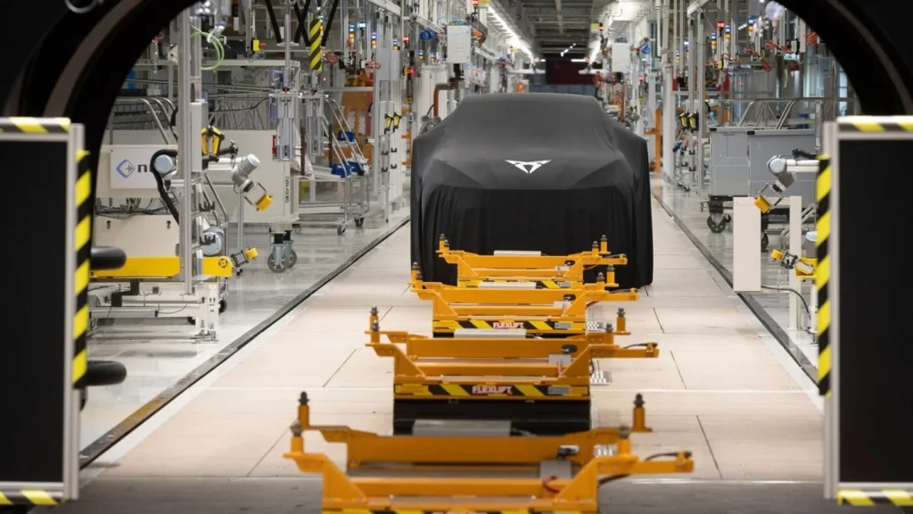 Электромобиль на конвейере в проивзосдвтенном цехе