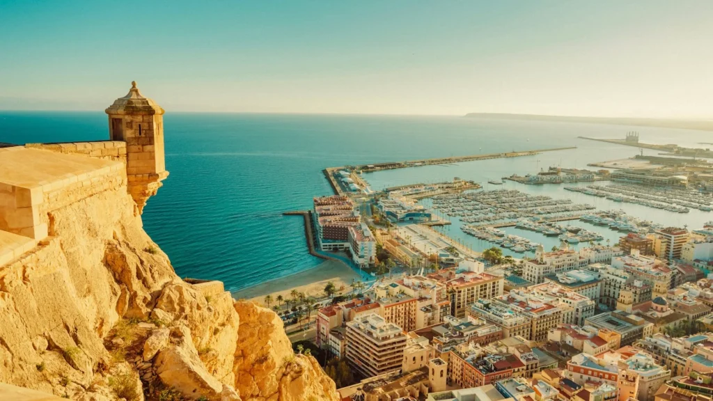 вид на Аликанте и море с высоты птичьего полета