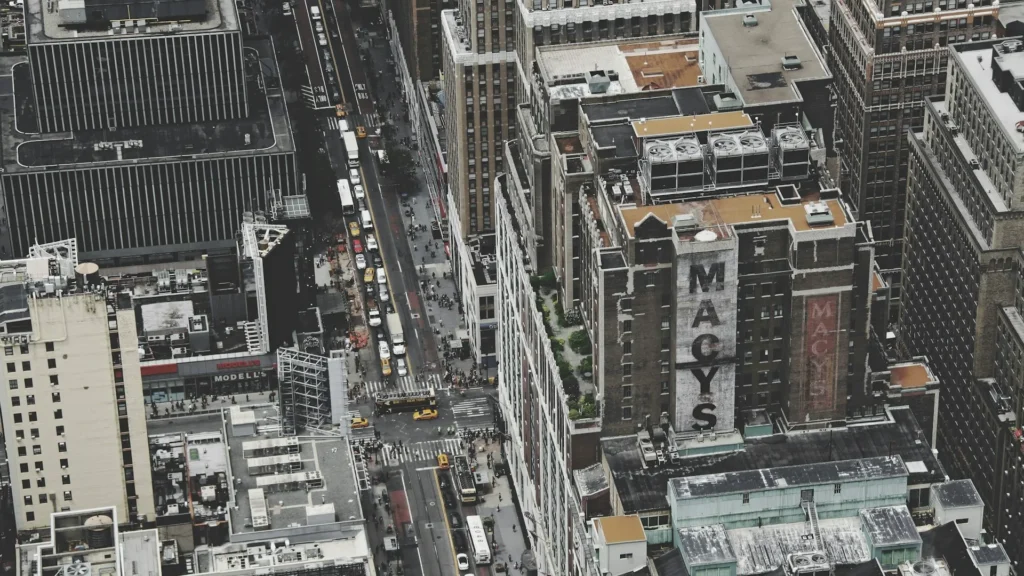 Ряды небоскребов и домов Манхэттена