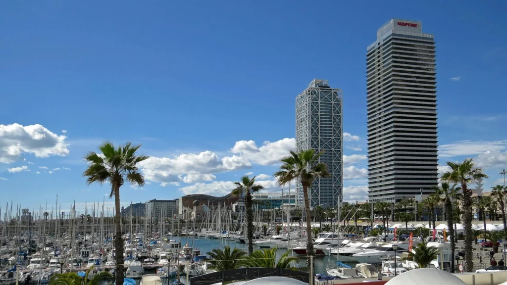 Два небоскреба на береговой линии, яхты